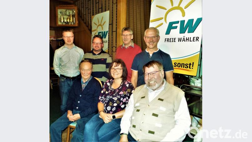 Vorsitzender Walter Fischer, Stellvertreter Thomas Riedl, Schriftführer Reinhard Wagner sowie Kassenprüfer und Beisitzer Hermann Prechtl (stehend von links) führen die Freien Wähler die kommenden Jahre an. Karl Merkel (sitzend von links) gibt nach langen aktiven Jahren sein Kassenprüferamt ab, Kathrin Röber bleibt Schatzmeisterin und Reinhard Ponitz wechselt vom Vorsitzenden zum Kassenprüfer. Bild: jml