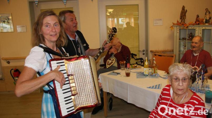 Barbara Reichl und Reinhard Hauer gehören bereits seit einiger Zeit zu den musikalischen Stammgästen in der Senioreneinrichtung. Bild: wro