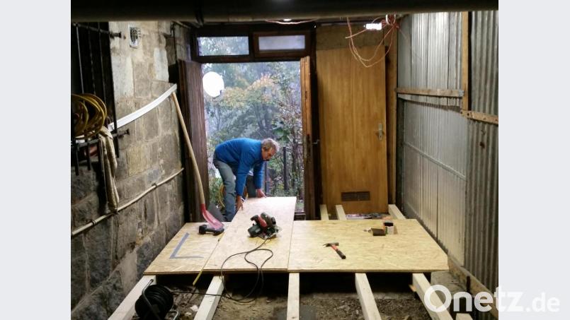 In zwei Fuhren brachten Brigit Schelter und ihr Partner Johannes Hein eine Tonne Arbeitsmaterial zum Kösseinehaus. Unter der Terrasse wurde Erdreich und Fels abgetragen und eine ebene Fläche für einen Lagerraum geschaffen. Bild: Birgit Schelter/exb