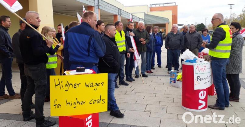 Beschäftigte in Grafenwöhr informieren sich über den Stand der Verhandlungen. Bild: exb