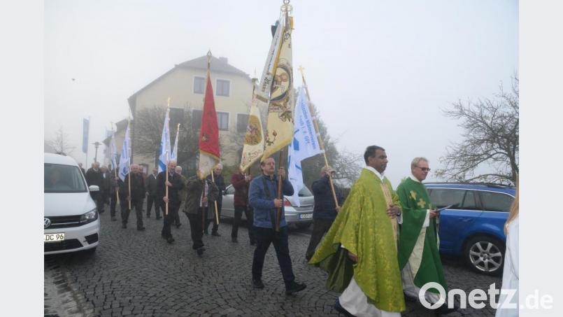 Pfarrer Pennoraj Thamarkkan und Domvikar Monsignoren Harald Scharf (links) führten den Kirchenzug anlässlich der Jahreshauptversammlung der Katholischen Männer- und Vätergemeinschaften in der Diözeses Regensburg an. Bild: bey
