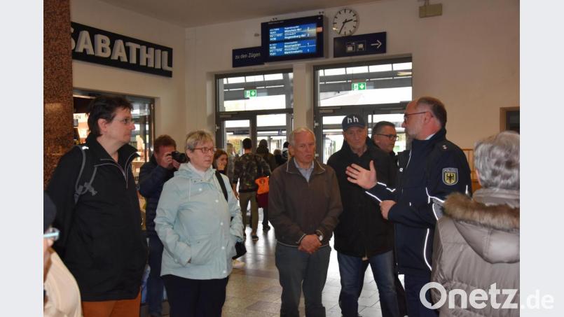 Josef Prill, Präventionsbeauftragter im Bundespolizeirevier Weiden (rechts), gibt den Sensiwen-Teilnehmern im Weidener Bahnhof Sicherheitstipps für Bus und Bahn. Bild: jak