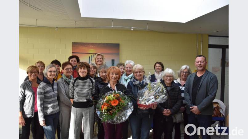 Lydia Ebneth (Mitte) freut sich zusammen mit einer ihrer Yoga-Gruppen, über ihre zahlreichen Geschenke und über die langjährige Partnerschaft mit vorne, Vierte von links) Evi Wiesend, Angelika Meindl (vorne, Dritte von rechts) und Geschäftsführer Stefan Frischholz (rechts). Bild: pchs