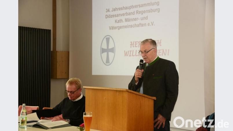 Alois Lukas (rechts), Vorsitzender des Diözesanverbandes Regensburg der Katholischen Männer- und Vätergemeinschaften e.V. zieht im Parksteiner Steinstadel Bilanz über das letzte Jahr. Domvikar Monsignore Harald Scharf (links) warnt vor eine für die Diözeses finanziell schwierigen Zeit. Bild: bey