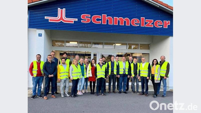 Die Geschäftsführer Gerhard Schmelzer (dritter v. links) und Helmut Keck (zweiter v. links) ermöglichten dem JU Kreisverband um Vorsitzenden Matthias Grundler (links) einen Einblick in ihren Firmenhauptsitz in Waldershof. Landratskandidat Roland Grillmeier und Bürgermeisterkandidatin Margit Bayer schlossen sich an. Bild: JU Kreisverband Tirschenreuth/exb