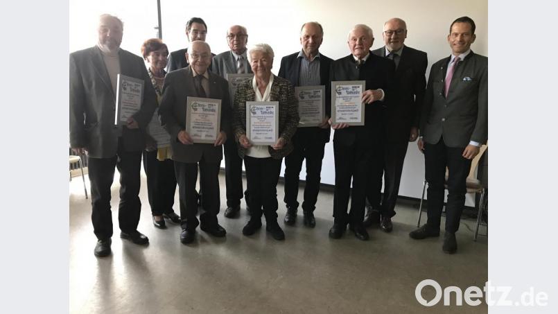 Die Senioren-Union hat sieben neue Ehrenmitglieder: Franz Schwarz, Maria Hofmann, Josef Pollak, Anton Eismann, Roswitha Scheidler, Simon Wittmann und Hans Simmerl (von links); mit im Bild MdL Stephan Oetzinger, der Kreisvorsitzende Georg Stahl und MdB Albert Rupprecht (rechts). Bild: eig