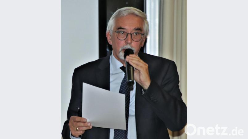 Für Manfred Rodde, hier bei seinem Vortrag, war es die letzte Bürgerversammlung, die er als Bürgermeister leitete. Bild: Thomas Dobler