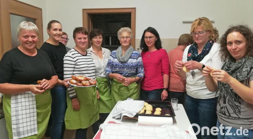 Auch wenn der Aufwand groß ist, er lohnt sich: Das zeigt sich beim Küchel-Backkurs im Theresienheim. Bild: nm