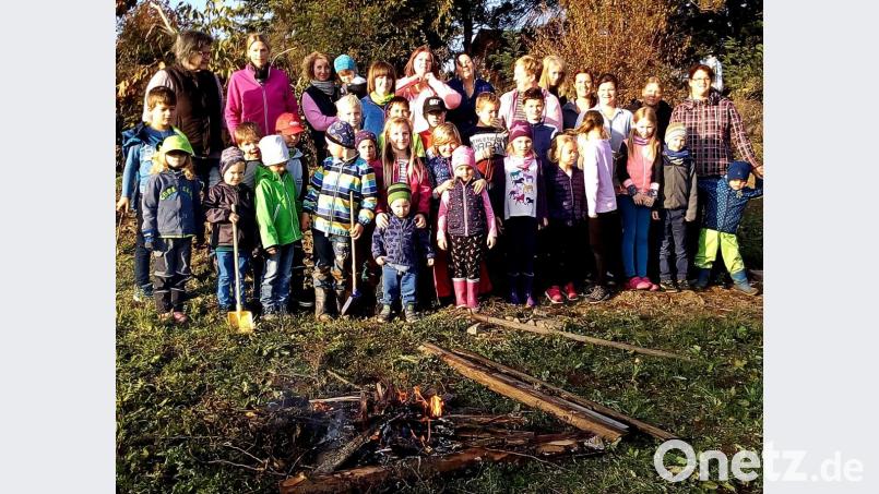 Mehr als 50 Besucher kommen zum großen Kartoffelfeuerfest in Letzau. Bild: zer