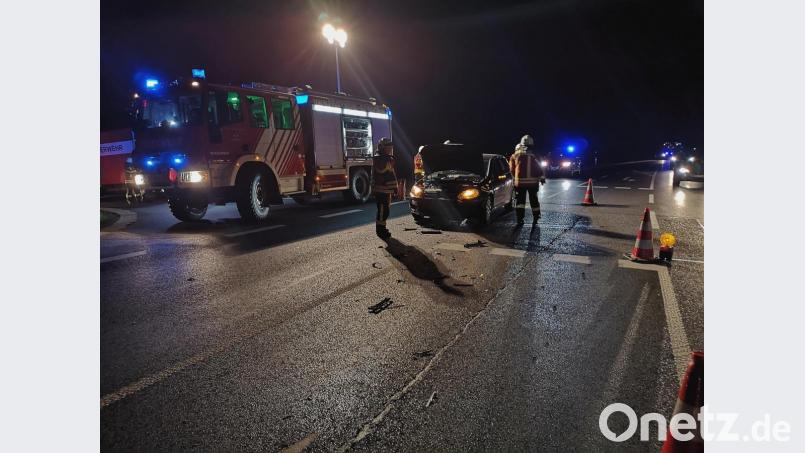 Zu einem Auffahrunfall ist es am Mittwochabend, 30. Oktober auf der Staatsstraße 2665 bei Kemnath gekommen. Verletzt wurde zum Glück niemand. Feuerwehr und Polizei waren vor Ort. Bild: mde