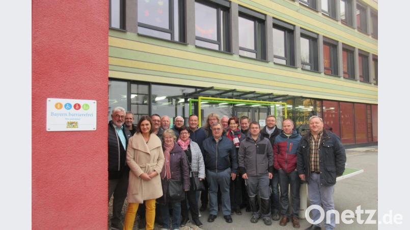 Die Umbauarbeiten der Grundschule Neustadt sind abgeschlossen. Der Freistaat verleiht der Bildungseinrichtung die Bezeichnung barrierefreie Schule. Darüber freuen sich Bürgermeister Rupert Troppmann (von links) und Konrektorin Anja Steinsdörfer sowie Architekt Werner Meier vom Büro Binner (rechts). Bild: Uwe Ibl