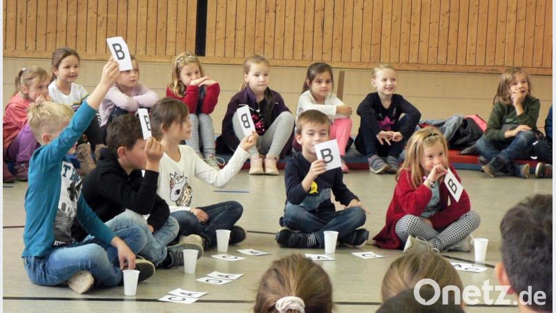 Bei einem Ratequiz wird so manches über Lucas Lohner abgefragt. Die Schüler wissen aber bereits ziemlich viel über ihren neuen Hausmeister. Bild: lep