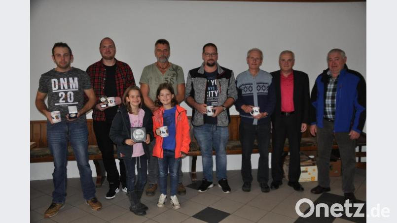 KlZV-Vorsitzender Helmut Kopp und Bürgermeister Günter Kopp (von rechts) gratulierten (hinten, von links) Florian Frank, Alexander Sporr, Wolfgang Liedl, Stefan Pöllath und Josef Dötterl. Bild: ak