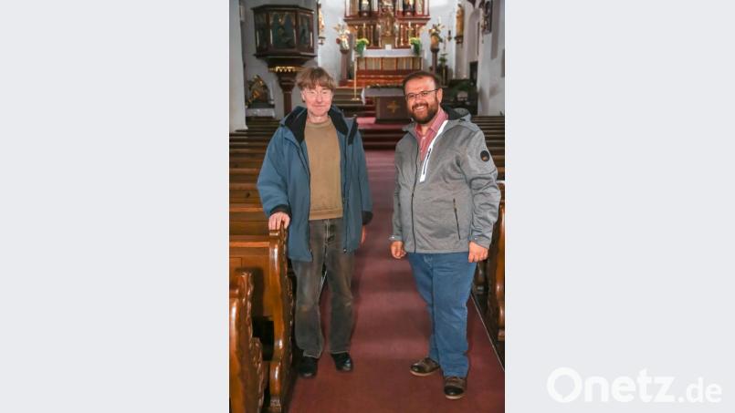 Mit Hans Walter (rechts) erkundete Archäologe Dr. Hans Losert von der Universität Bamberg die Pfarrkirche in Kastl. Bild: ckl