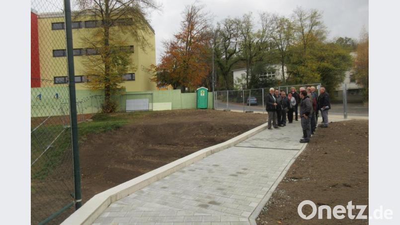Ein lange Rampe führt barrierefrei auf den Sportplatz der Grundschule. Daneben wurde die Böschung terrassiert und kann als grünes Klassenzimmer genutzt werden. Bild: Uwe Ibl