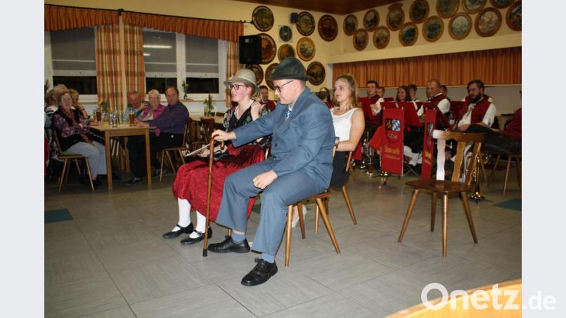 &quot;Willst du hier im Theater einen Ehekrach anzetteln?&quot; &quot;Nein, das können wir auch daheim noch machen.&quot; Mit ihren Eherangeleien nerven Oma Emma und Opa Otto (Magdalena Schwemmer und Alexander Wolf) zwar das vornehme Fräulein Viola (Silvia Neukam), lassen aber beim Publikum die Lachtränen kullern. Bild: bjp