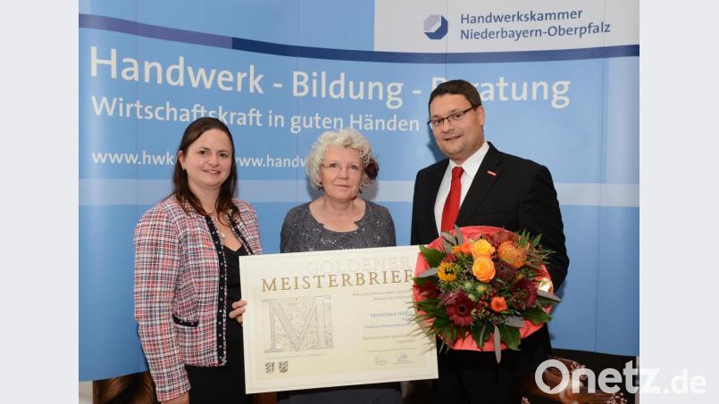 Franziska Härtl, Damenschneidermeisterin aus Wiesau (Mitte) und Kammervizepräsidentin Kathrin Zellner (links) und Geschäftsführer Alexander Stahl (rechts). Bild: Fotostudio Kraus/exb