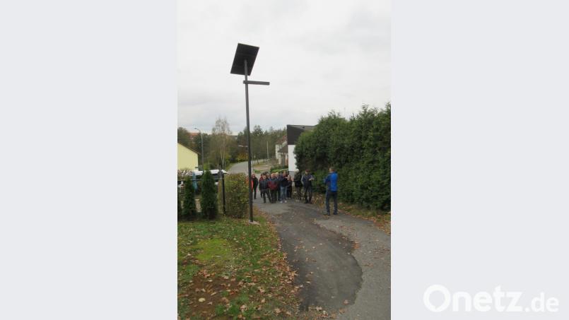 Eine kleine Drehung der Solarleuchte ist noch nötig, dann passt alles bei den neuen Lampen am Spazierweg entlang der Bahn vom Hopfengärtel zur Freizeitanlage. Für die Sanierung der Straße im nächsten Jahr rechnet die Stadt mit Kosten von über 70.000 Euro. Bild: ui