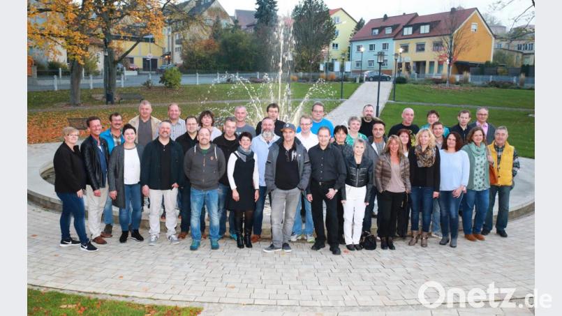 Ein erstes Wiedersehen nach 30 Jahren. Die Abschlussklasse 1989 traf sich in der Stadthalle zum Klassentreffen. Mit auf dem Bild Organisator und Stadthallenwirth Michael Wirth (sechster von links) sowie die Lehrer (von rechts) Josef Rötzer und Konrektor a.D. Albert Kraus. Bild: njn