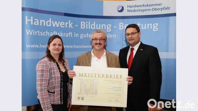 Josef Böhm, Maurermeister aus Poxdorf, Gemeinde Neualbenreuth (Mitte) und Kammervizepräsidentin Kathrin Zellner (links) und Geschäftsführer Alexander Stahl (rechts). Bild: Fotostudio Kraus/exb