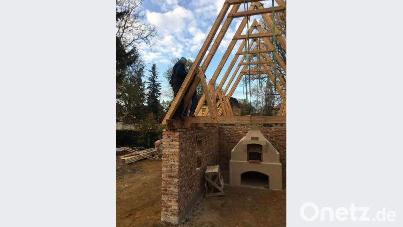 Über dem Backhaus wird bereits ein traditionell gefertigter Dachstuhl aufgestellt. Bild: gjb