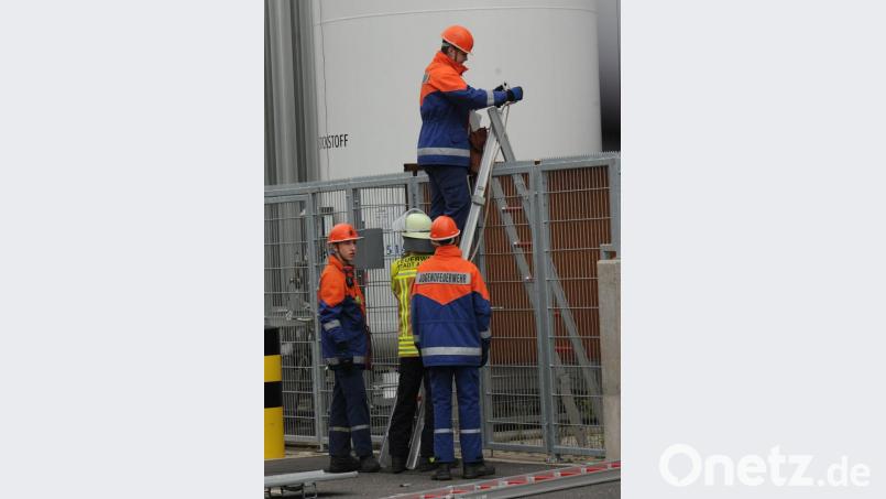 Mit Hilfe von Leitern stiegen die Feuerwehrjugendlichen über einen Metallzaun, um eine verletzte Person zu versorgen. Bild: gf