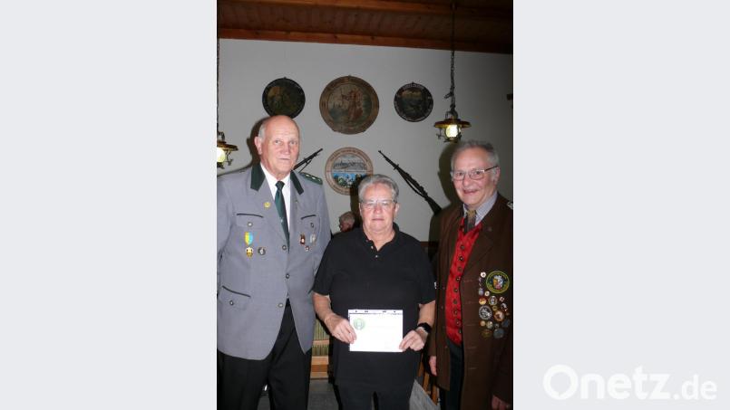 Mit der Überreichung der Goldenen Gauehrennadel des Stiftlandgau wurden die besonderen Verdienste von Gisela Kannenberg um die Königlich privilegierte Schützengesellschaft gewürdigt Bild: kgg