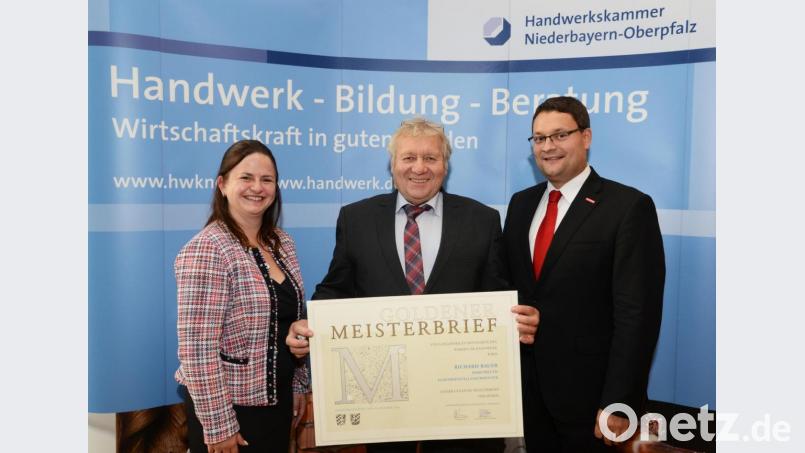 Richard Bauer, Elektroinstallateur aus Immenreuth (Mitte) und Kammervizepräsidentin Kathrin Zellner (links) und Geschäftsführer Alexander Stahl (rechts). Bild: Fotostudio Kraus/exb