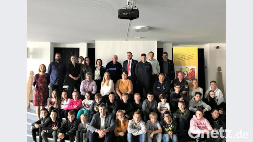 Die Grund- und Mittelschule Grafenwöhr präsentiert ihren Imagefilm dem Bürgermeister, den Stadträten, allen Sponsoren, Eltern und Mitschülern. Bild: rgr