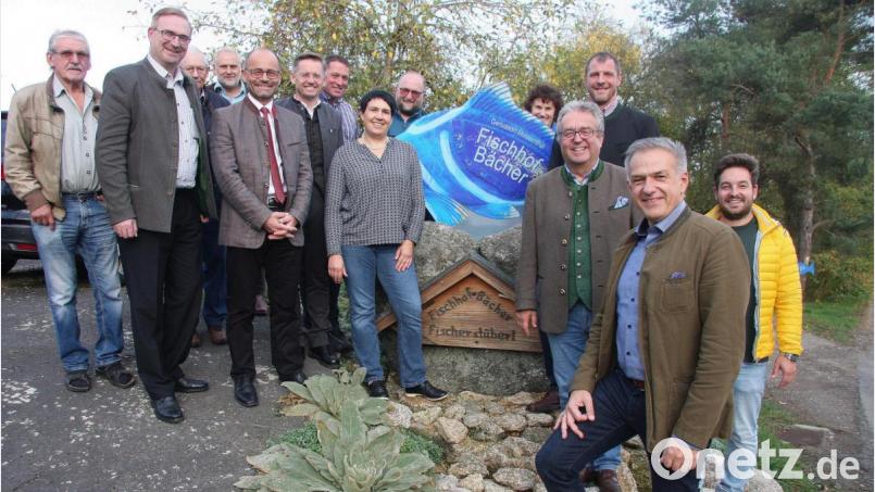 Mit MdL Alexander Flierl (Zweiter von links) und MdL Tobias Reiß (Sechster von links) diskutierten Fischbauern und Vertreter aus der Kommunalpolitik über die aktuellen Probleme in der Teichwirtschaft. Bild: wro