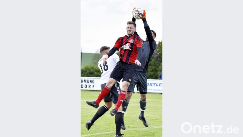 Der Paulsdorfer Stürmer Tobias Scherm (Mitte) fällt aus - ein herber Verlust für Trainer Sebastian Binner. Bild: Ziegler