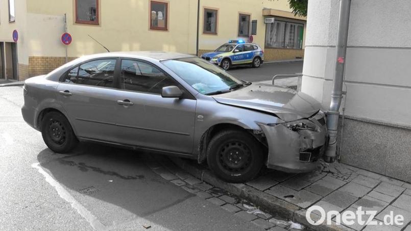 Zwei Schwerverletzte und ein Schaden von 10000 Euro sind die Bilanz eines Unfalls vom Freitagmittag in Tirschenreuth. Bild: nic