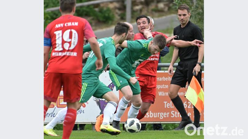 Blick auf den Ball, den Gegner auf Abstand halten und ab nach vorne. Die DJK Ammerthal (am Ball Kapitän Bernhard Neumayer) hat nach vielen Jahren mal wieder einen entspannten Herbst. Bild: Reiner Fröhlich