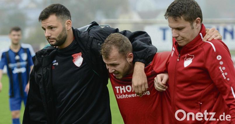 In der Partie gegen den TSV Kareth verletzten sich Sebastian Ring (Mitte), der hier von seinen Vereinskameraden vom Platz gebracht wird, und Peter Schießl so schwer, dass sie vor der Winterpause nicht mehr zum Einsatz kommen werden. Bild: ham