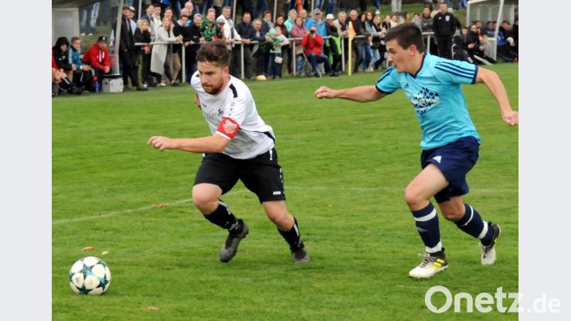 Der TSV Konnersreuth (rechts Lukas Baumgärtner) bezwang am vergangenen Sonntag den FC Lorenzreuth (rechts Michael Schneider) mit 3:1 und übernahm damit die Tabellenführung in der Kreisliga Süd. Am 17. Spieltag tritt der Spitzenreiter beim FC Schwarzenbach/Saale an. Bild: hho