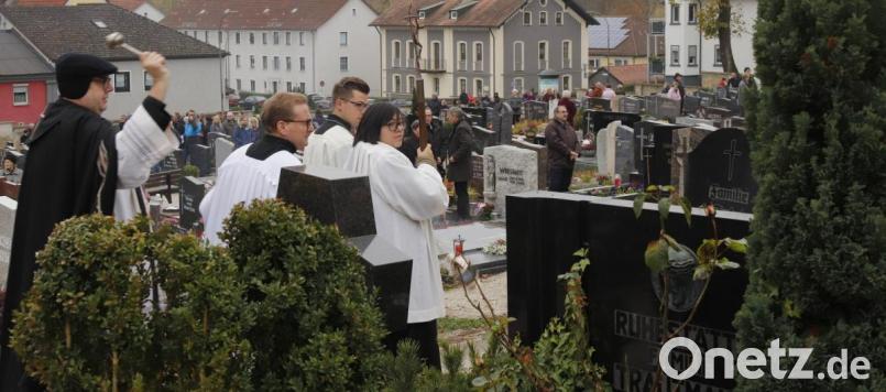 Allerheiligen in Sulzbach-Rosenberg: Gräbergang mit Segnung auf dem Alten Friedhof. Bild: mfh