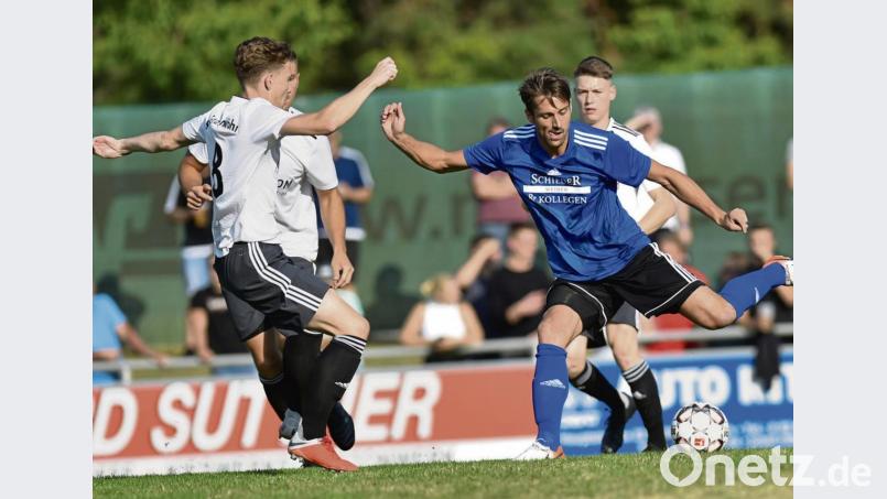Ob Benjamin Werner (rechts) gegen den TV Aiglsbach am Samstag auflaufen kann, ist noch nicht klar. Der Torjäger der Weidener ist angeschlagen. Bild: Alfred Schwarzmeier
