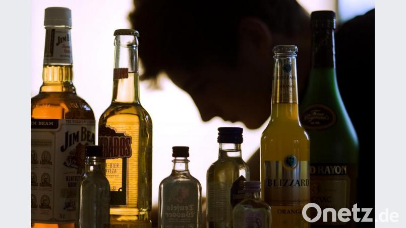 Zwei Flaschen Wodka sollten es sein, bezahlen wollten zwei Männer aber nicht dafür. Doch Supermarkt-Mitarbeiter beobachteten den Diebstahl. Bild: Jens Büttner/dpa