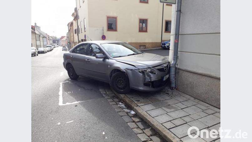 Bei dem Zusammenstoß mit dem Kleintransporter wurde der Personenwagen noch an die Ecke des Sparkassengebäudes gedrückt. Bild: ws