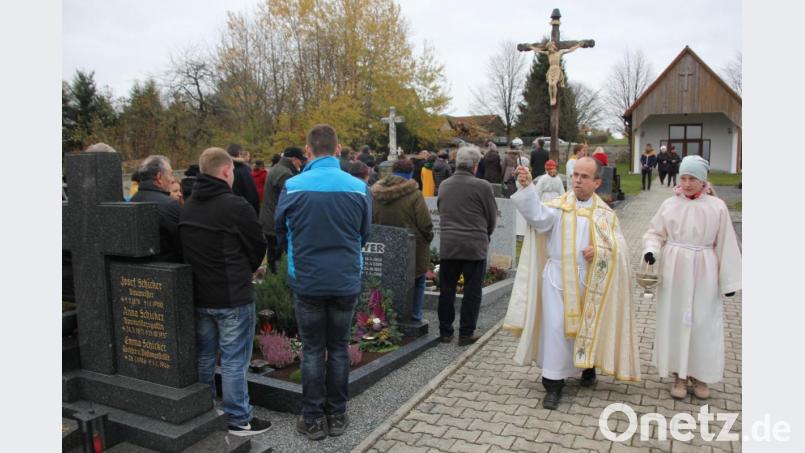 Pfarradministrator Armin Maierhofer beim Besprengen der Gräber am Friedhof in Mähring. Bild: kro