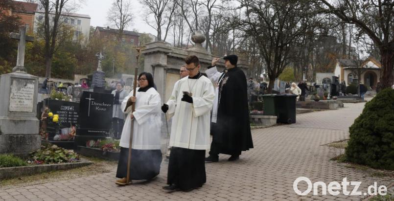 Allerheiligen in Sulzbach-Rosenberg: Gräbergang mit Segnung auf dem Alten Friedhof. Bild: mfh