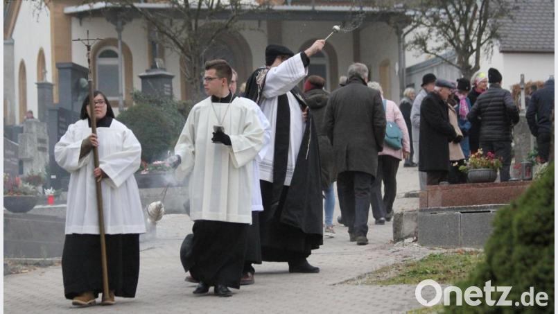 Allerheiligen in Sulzbach-Rosenberg: Gräbergang mit Segnung auf dem Alten Friedhof. Bild: mfh