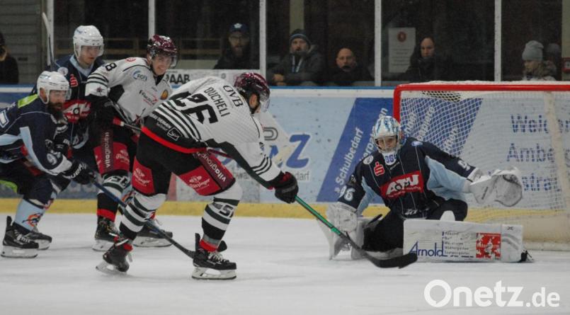 Die Blue Devils besiegten am Freitagabend die Starbulls Rosenheim mit 3:2 nach Penaltyschießen. Goalie Daniel Filimonow, der hier gegen Daniel Bucheli pariert, bot eine großartige Leistung. Bild: gb