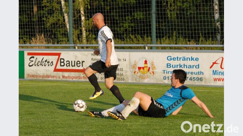 Der SV Poppenreuth empfängt am Sonntag den FC Tirschenreuth. Das Hinspiel gewann der SVP (links Skerdilaid Curri) bei den Kreisstädter (rechts Andreas Gradl) mit 3:0. Bild: gb