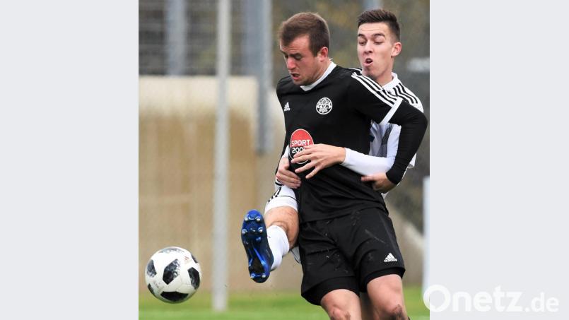 Fabian Helleder (hinten) hatte mit dem Aiglsbacher Toptorjäger Manfred Gröber alle Hände voll zu tun. Bild: btg