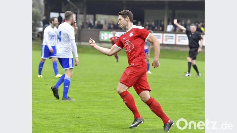 Der Königsteiner Doppeltorschütze Udo Hagerer freut sich über seinen ersten Treffer. Bild: frü