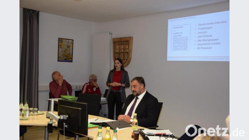 Annette Zinnbauer (stehend) stellte Bürgermeister Josef Beimler, den Markträten und den Zuhörern im Sitzungssaal ihre Bachelorarbeit vor. Bild: fla