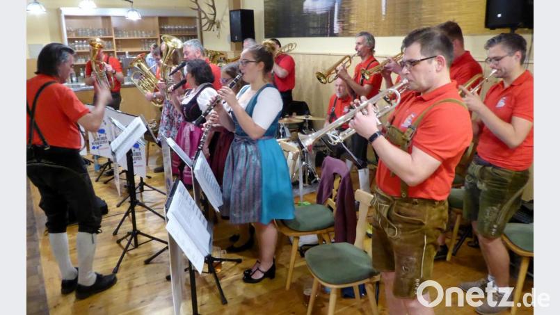 Die „Oberpfälzer Weiher Musikanten“ mit Leiter Arne Mack Bild: Schönberger, Ferdinand [fsb]