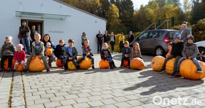 Die Kinder freuen sich über ihre riesigen Früchte. Bild: exb
