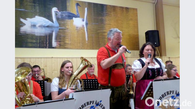 Unterstützung mit Gesang durch Moderatorin Brigitte Beer und Hornist Harald Faltenbacher. Bild: Schönberger, Ferdinand [fsb]